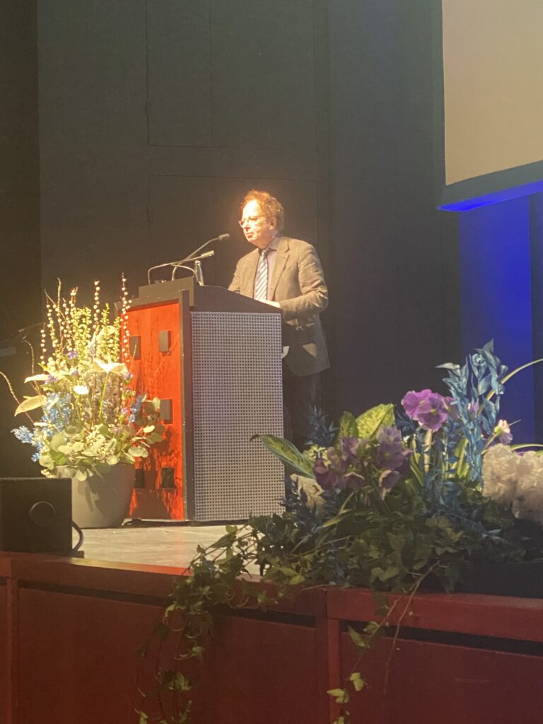 Prof. Dr. Doron Kiesel am Rednerpult zum Holocaust-Gedenktag 2024 in Karlsruhe. Dort sprach er unter anderem die unterschiedlich starken Demonstrationen nach dem Terrorangriff der Hamas und dem sog. Geheimtreffen von Potsdam an.