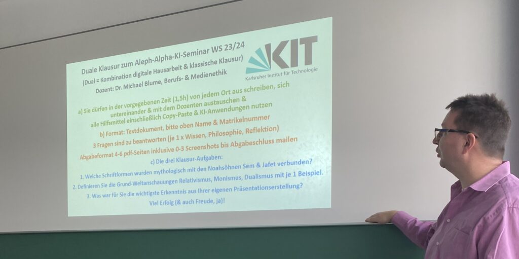 Dr. Michael Blume erläutert die Anforderungen der ersten, dualen KI-Klausur am KIT Karlsruhe. Klick führt zu einem Blogpost mit Einführungsvortrag