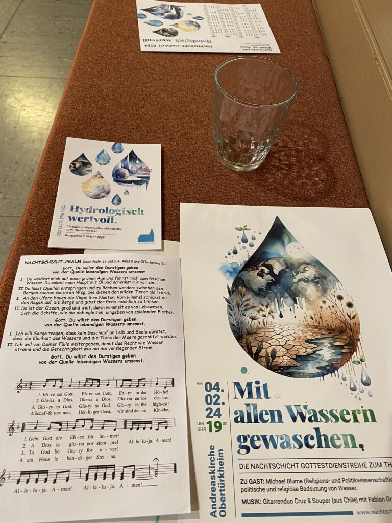 Ein Flyer und ein Wasserglas, darunter ein Liedblatt und Einladungsplakat zum evangelischen Nachtschicht-Gottesdienst "Mit allen Wassern gewaschen" in der Andreaskirche Obertürkheim. Klick führt zur YouTube-Aufzeichnung