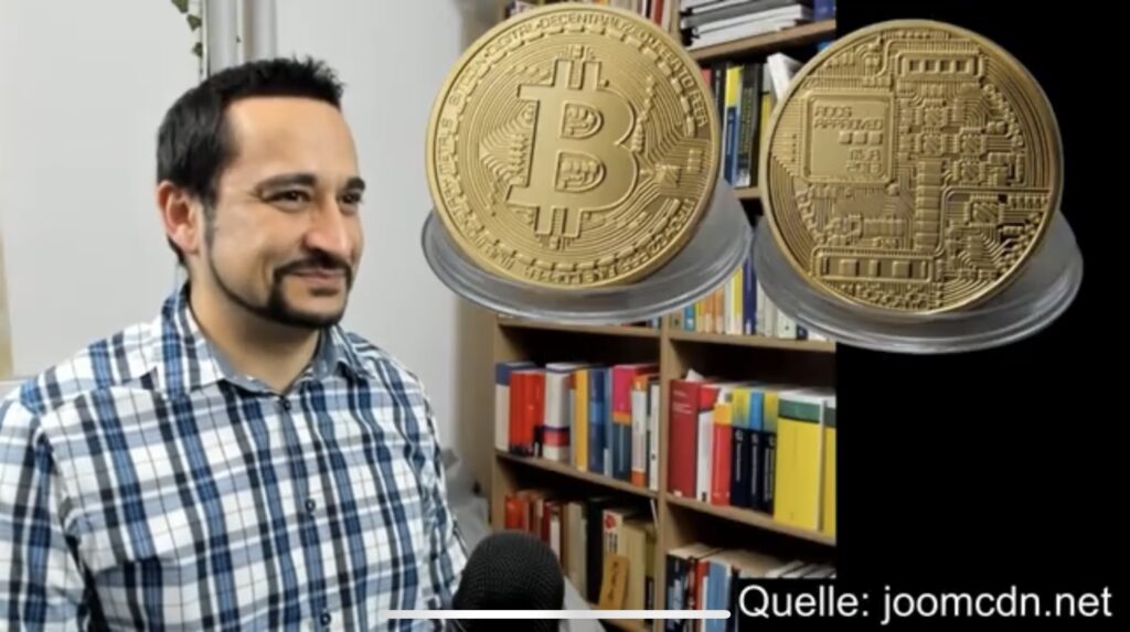 Prof. Dr. Inan Ince lächelnd neben der Vorder- und Rückseite einer BitCoin-Medaille, die er Dr. Michael Blume überreichte. Link führt zur Kryptowährung-Folge von "Blume & Ince".