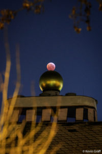 Gut ausgerichtet: Die Mondfinsternis über dem Hundertwasserhaus in Darmstadt