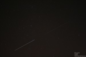 ATV-5 (im rechten Bildbereich) gefolgt von der ISS (links)