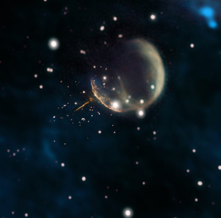 Eine astronomische Afnahme, in der eine kugelförmige Sternenchale zu sehen ist. Eine klein Nadel sticht heraus, an deren Ende der Neutronenstern sitzt.