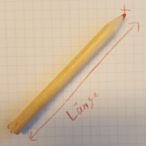 Ein Bleistift auf einem Papier, auf dem die Länge markiert ist.