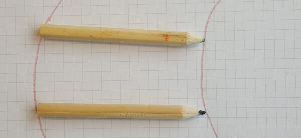 Vier Buntstifte. Ihre Spitzen und ihre Enden sind je durch eine Kurve verbunden.