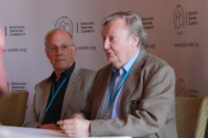 Carlo Rubbia (rechts) und David Gross (links) bei der Pressekonferenz in Lindau zur Higgs-Entdeckung