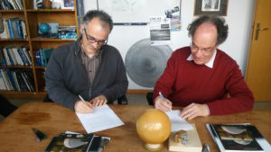 Abbildung 14: Filippo Mannucci und Jakob Staude unterzeichnen den Leihvertrag über Einsteins Flügel.