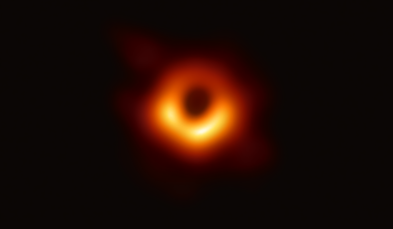 orangener Ring mit schwarzer Mitte: das erste 2019 veröffentlichte Bild vom Schatten eines Schwarzen Lochs. Das war ein Einzelbild, kommt jetzt ein Film?
