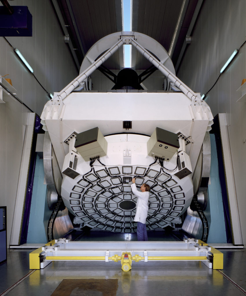 The New Technology Telescope (NTT) pioneered the Active Optics : its 3.56m diameter mirror is thin and flexible, its shape is kept perfect thanks to the actuators supporting it.