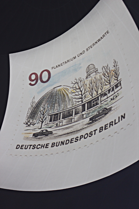 kleine Briefmarke ganz groß (Planetarium am Insulaner, Kuppelprojektion, Juni 2015)