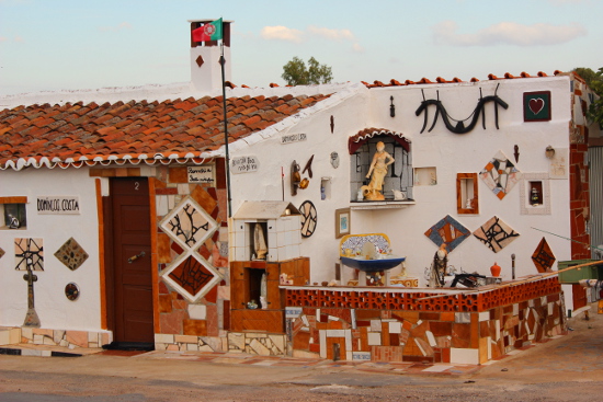 Häuschen an einer zentralen Kreuzung: sehr kitschig, aber hat alles, was das Land ausmacht: ein portugiesisches Fähnchen, farbige Kacheln, Skulpturen, etc. pp. 