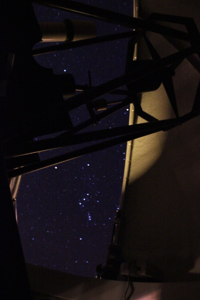Sternbild Orion im Kuppelspalt eines professionellen Speigeltelskops.