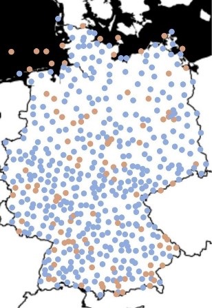  Um die 500 Wetterstationen gibt es in Deutschland: Die blauen Punkte zeigen die Stationen, an denen ein KI-Modell die besten Vorhersagen traf, orange diejenigen, an denen ein Standardverfahren genauer war (Quelle: Sebastian Lerch, KIT) 