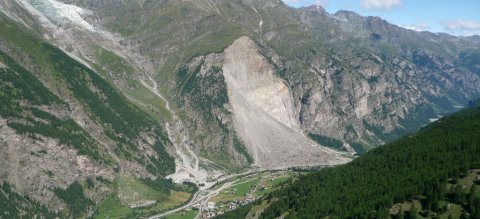 Bergsturz Randa in den Alpen: plausibel, dass große Bergstürze gefährlich sein können, etwa indem sie Flusstäler aufstauen und Fluten auslösen (Bild: CC-BY-SA 3.0 DE Wandervogel, Wikimedia Commons)