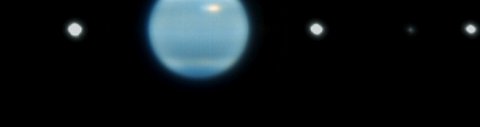Uranus mit Titania, Ariel, Miranda und Umbriel (CC-BY 3.0 Unported, ESO)